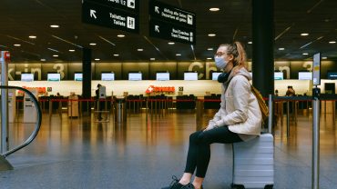 Létání v době pandemie: Vstup do letadla pouze s rouškou