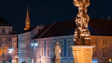 Vlakem z Brna na vídeňské letiště s parkováním za pětiskovku