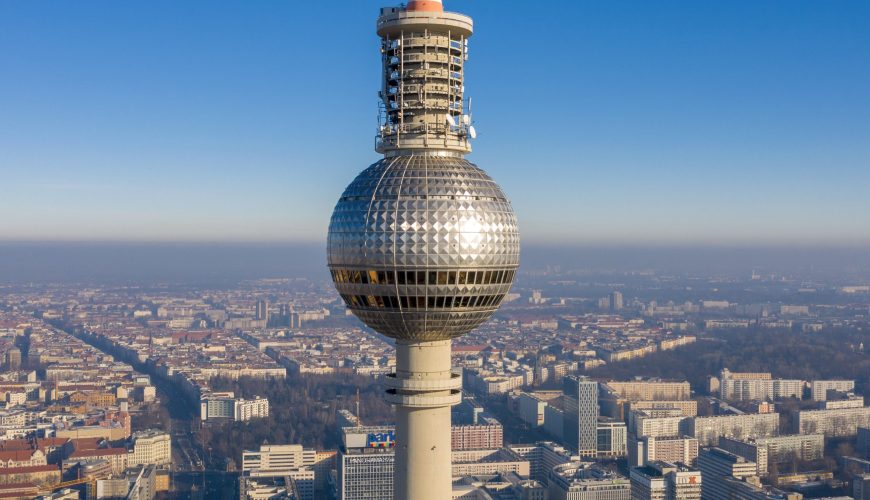 Výlet autem: Televizní věž Fernsehturm v Berlíně