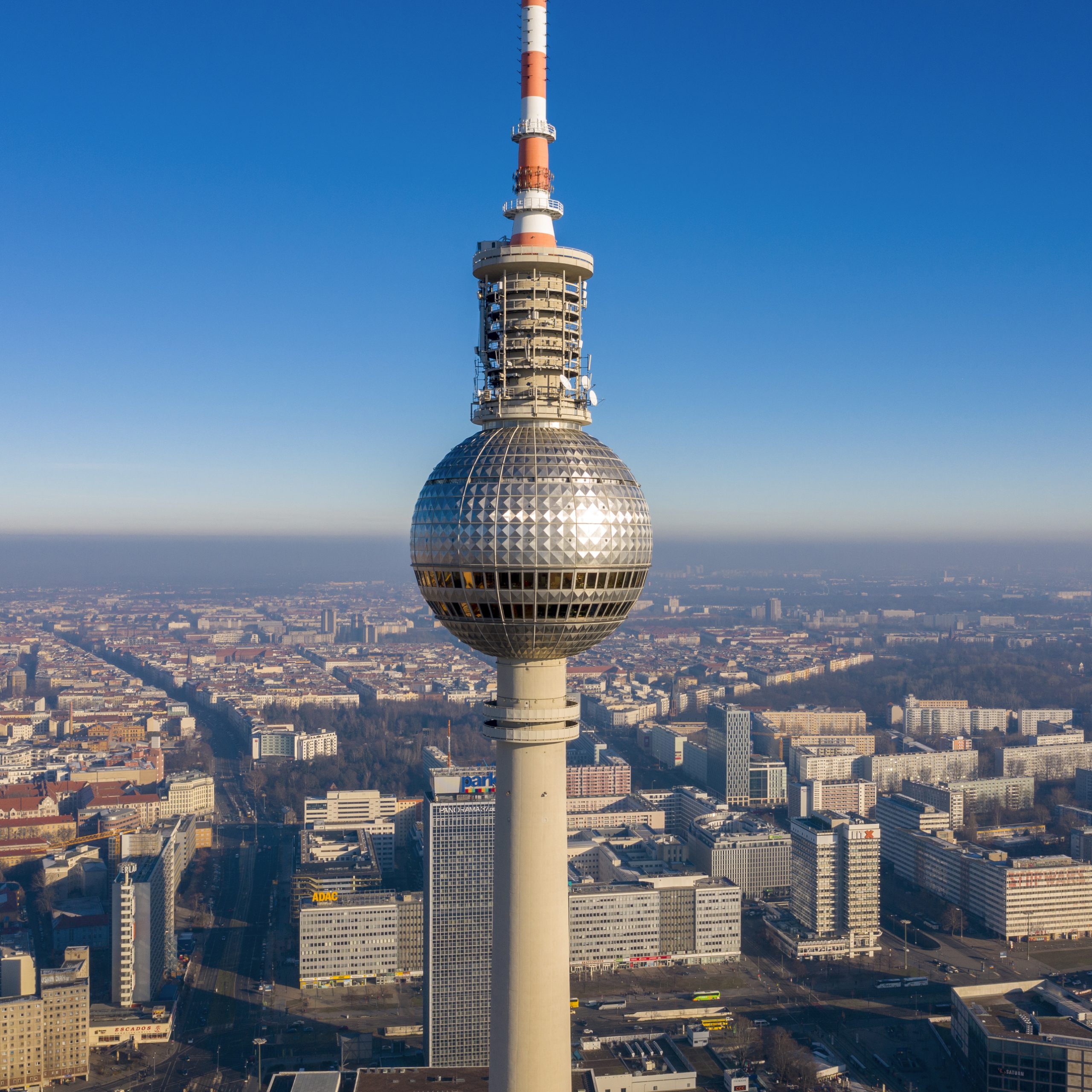 Výlet autem: Televizní věž Fernsehturm v Berlíně