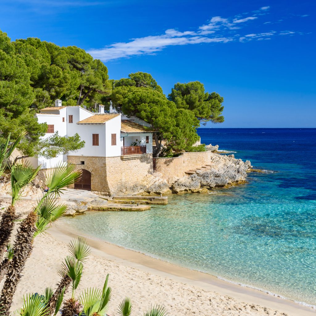 Nové přímé lety z Pardubic na Mallorcu! Objevte slunný ostrov a vyberte si z tipů na luxusní i cenově dostupné hotely.