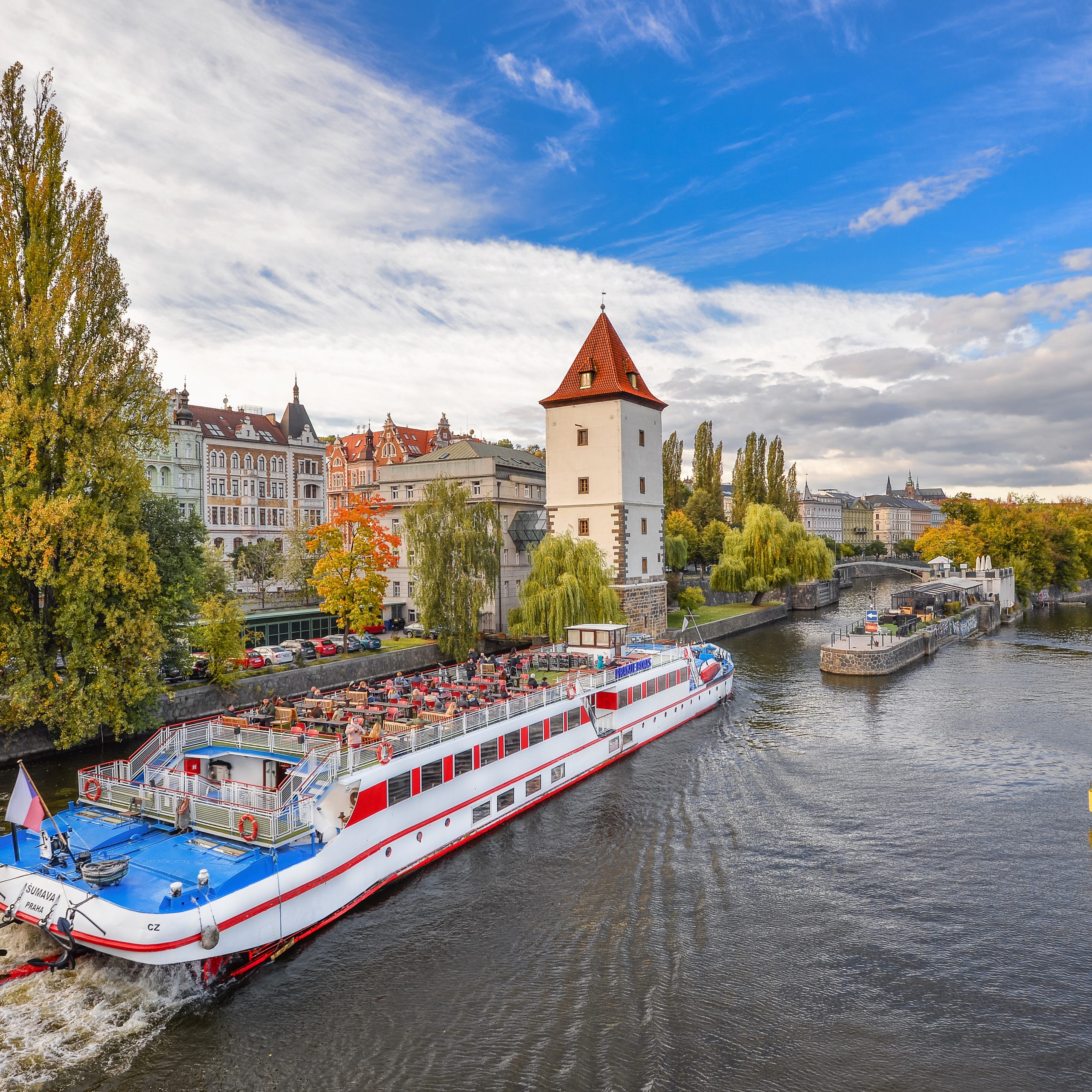 Letní výletní plavby po Vltavě: Praha z paluby lodě očaruje romantiky i gurmány