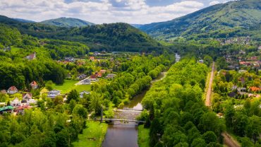 Malá dovolená v Pustevnách: Nejlepší výlety, wellness a hotely v srdci Beskyd