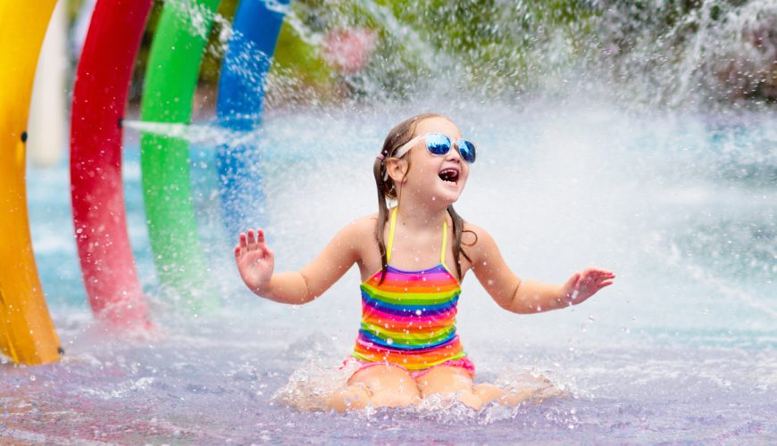 Nejlepší rodinné hotely s aquaparkem: kam vyrazit za vodní zábavou v létě 2026?