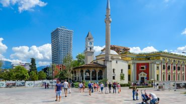 Výlet do Tirany: barevná metropole kaváren, bunkrů a skvělého jídla